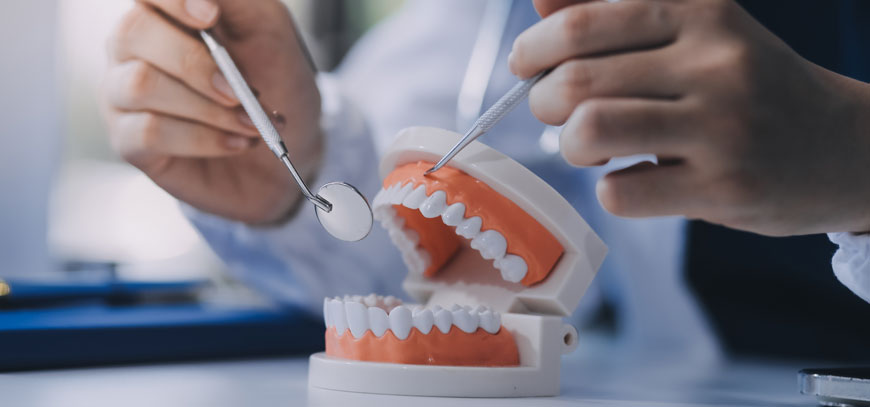 Καθαρισμος Δοντιών με εξειδικευμένα εργαλεία